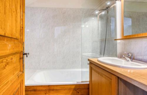 une salle de bain avec une douche, une baignoire et un lavabo dans l'établissement Bel appartement au pied des pistes, à Valmeinier