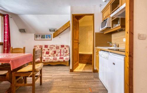 une cuisine et une salle à manger avec une table dans l'établissement Bel appartement au pied des pistes, à Valmeinier