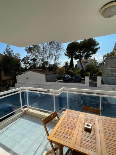 un patio avec une table et des chaises sur un toit dans l'établissement La musardiere, à Port Santa-Lucia