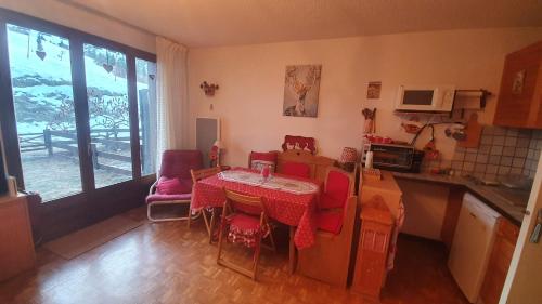 Dapur atau dapur kecil di Charmant studio rez-de-neige Chabanon