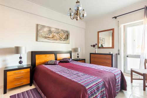 een slaapkamer met een groot bed en een kroonluchter bij Isabel Dream III in Mercês