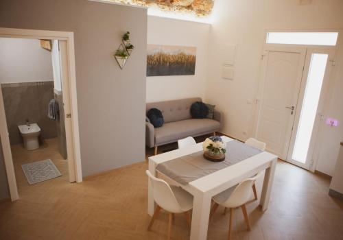 - un salon avec une table et un canapé dans l'établissement Agorà Home, à Terrasini