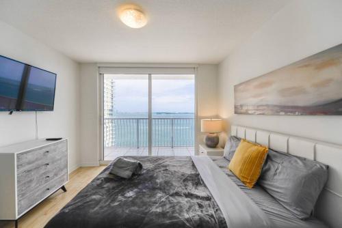 um quarto com uma cama grande e uma janela grande em Exquisite 3Bedrooms W Top Amenities Free Parking em Miami