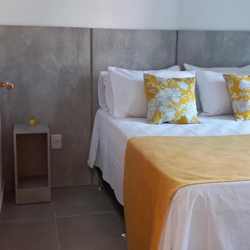En eller flere senger på et rom på Maracaipe condomínio novo, apartamento 103