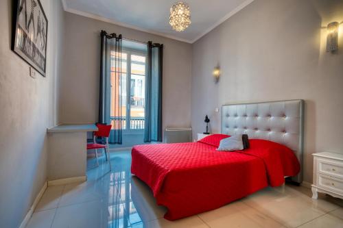 - une chambre avec un lit rouge et une couverture rouge dans l'établissement Lusso 5 beds Central Apartment, à Nice