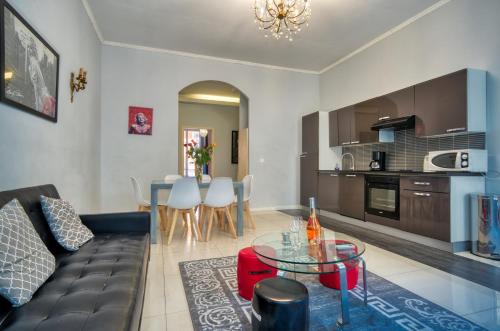 un salon avec un canapé et une table dans l'établissement Lusso 5 beds Central Apartment, à Nice