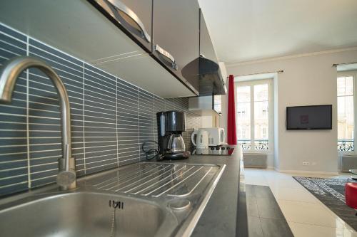 une cuisine avec un évier et un plan de travail dans l'établissement Lusso 5 beds Central Apartment, à Nice