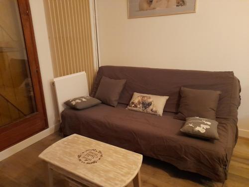 sala de estar con sofá y mesa en Studio 4 couchages, en Auron