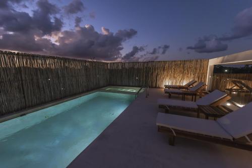 Der Swimmingpool an oder in der Nähe von The Waves Tulum by BNB Experience