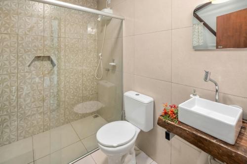 W łazience znajduje się toaleta, umywalka i prysznic. w obiekcie Glamping Serra da Canastra - Casinha de Hortelã - Domo Embaúba w mieście Delfinópolis