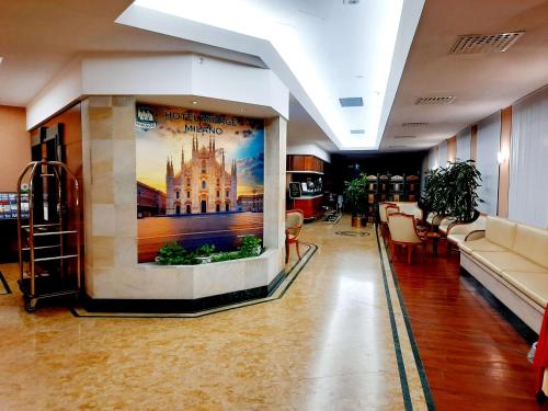 eine Lobby mit einem großen Poster eines Gebäudes in der Unterkunft Hotel Mirage Sure Hotel Collection by Best Western in Mailand