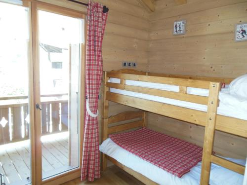 - une chambre avec des lits superposés et un balcon dans l'établissement Alpine Lodge 6, aux Contamines-Montjoie