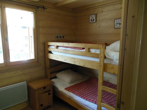 1 dormitorio con 2 literas en una cabaña en Alpine Lodge 2, en Les Contamines-Montjoie