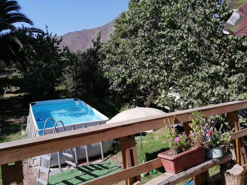 Vue sur la piscine de l'établissement Casa en El Molle Valle del Elqui ou sur une piscine à proximité