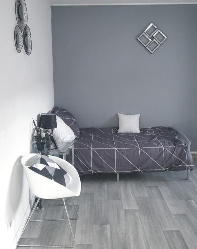 a bedroom with a bed and a chair in it at Paris 12mn, Orly 10mn Superbe chambre privée in Juvisy-sur-Orge