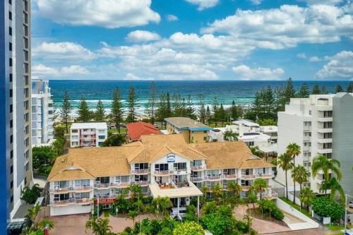 una vista aérea de un complejo con el océano en Outrigger Burleigh en Gold Coast