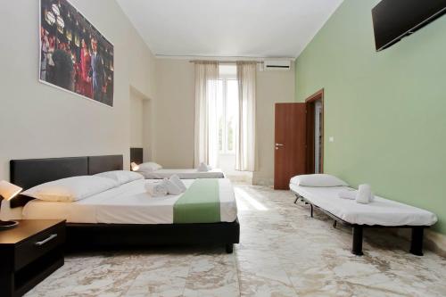 Un dormitorio con dos camas y un banco en él. en Lucky Stars rooms, en Roma