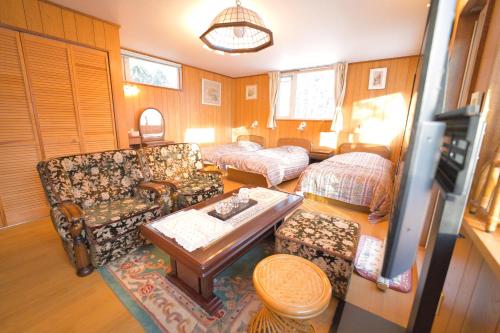 洞爺湖的住宿－Sirokumanoyado，客厅配有沙发和1张床