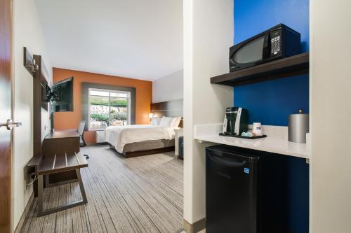 Ένα ή περισσότερα κρεβάτια σε δωμάτιο στο Holiday Inn Express & Suites Custer-Mt Rushmore