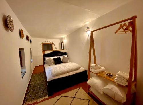 a small room with a bed and a mirror at Riad & Café culturel BAB EL FAN in Tetouan