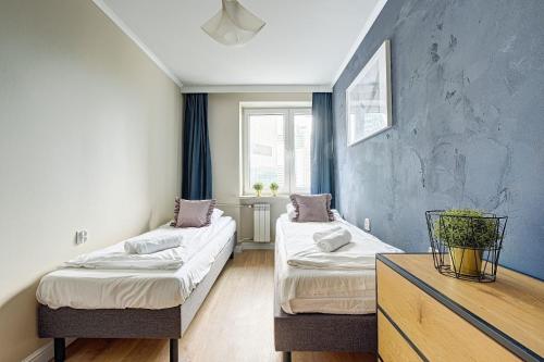 Zimmer mit 2 Betten und einem Fenster in der Unterkunft Plater Residence Apartments in Warschau