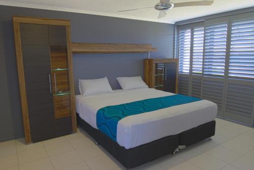 a bedroom with a large bed in a room at Cairns Aquarius in Cairns