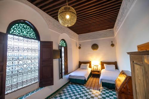 Giường trong phòng chung tại Riad Soultana