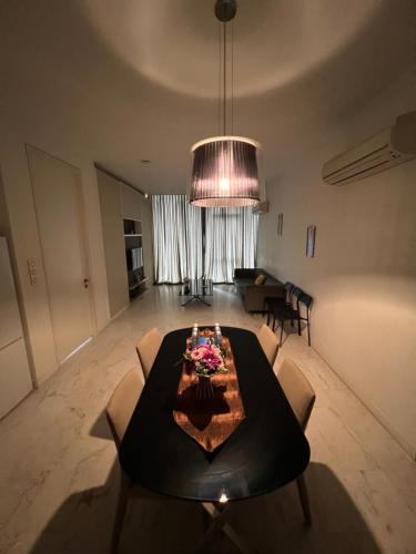 uma sala de estar com uma mesa e um sofá em Amazing Pool By Platinum Suites KLCC em Kuala Lumpur
