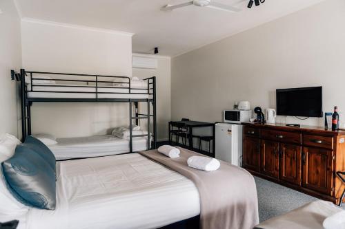 Una cama o camas en una habitación de Port Albert Motel