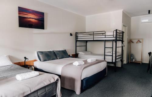 Una cama o camas en una habitación de Port Albert Motel