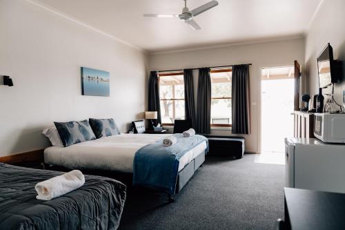 Cette chambre comprend 2 lits et une fenêtre. dans l'établissement Port Albert Motel, à Port Albert