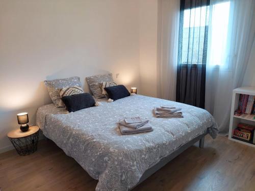 - une chambre avec un lit et 2 serviettes dans l'établissement Single-storey holiday home in Cleder, à Cléder