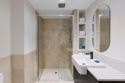 ein Badezimmer mit Waschbecken und Dusche in der Unterkunft Club Wyndham Sydney, Trademark Collection by Wyndham in Sydney
