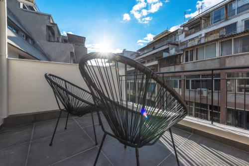 uma cadeira sentada em cima de uma varanda em Penthouse Apartments, The Luxury Suites em Tessalônica