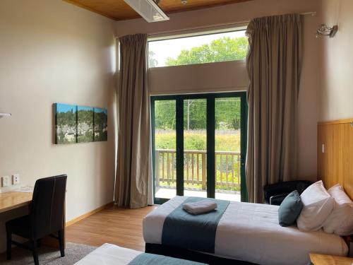 Postel nebo postele na pokoji v ubytování Waitomo Lodge