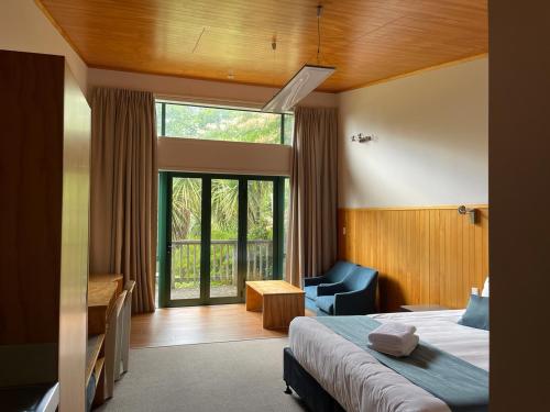 Postel nebo postele na pokoji v ubytování Waitomo Lodge