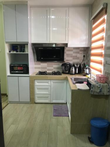 Kuchyň nebo kuchyňský kout v ubytování Homestay Islam Bandar Tasik Puteri Rawang