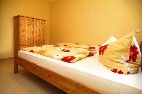 ein Schlafzimmer mit einem Bett mit gelben und roten Blumen in der Unterkunft House, Parmen near Feldberg in Parmen
