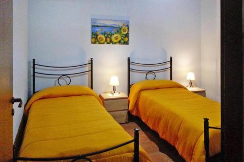 سرير أو أسرّة في غرفة في Holiday home, Francavilla di Sicilia