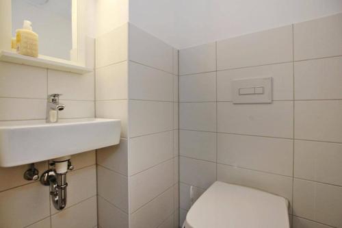 een witte badkamer met een wastafel en een toilet bij Cottage, Plau am See in Plau am See