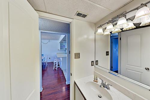 Gallery image of Surfcaster Unit 401 in Ocean City