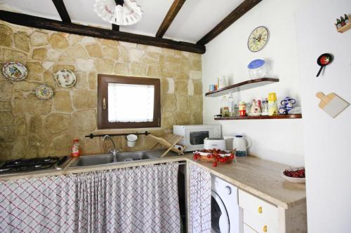 - une cuisine avec un évier et un comptoir dans l'établissement Holiday home, Carovigno, à Carovigno