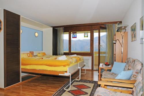 - une chambre avec un lit et une grande fenêtre dans l'établissement Alpenhaus Bettmeralp, à Bettmeralp