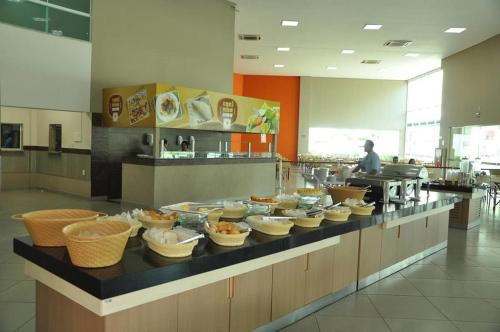 een buffet met kommen eten in een restaurant bij Riviera Park Caldas Novas in Caldas Novas