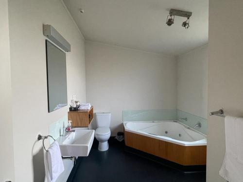 Et badeværelse på Waitomo Lodge