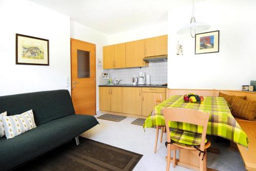 Kuchyň nebo kuchyňský kout v ubytování Apartment in Schlanders near Stelvio Park