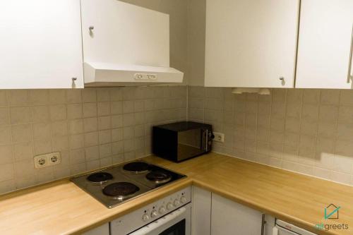 una cucina con piano cottura e forno a microonde di Bright and Quiet Flat with a Balcony a Monaco