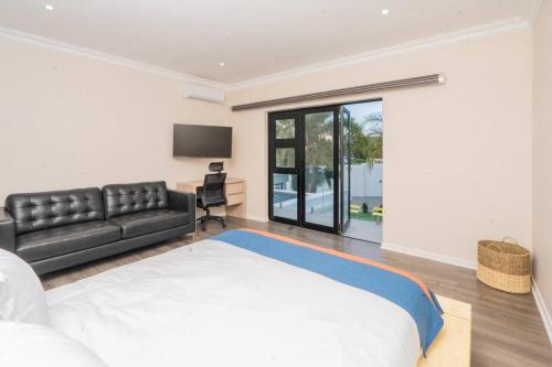 Postel nebo postele na pokoji v ubytování Private Modern 10 bdrm Home tucked away in Sandton