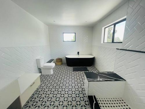 Fotografie z fotogalerie ubytování Private Modern 10 bdrm Home tucked away in Sandton v destinaci Johannesburg