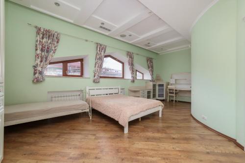 Posteľ alebo postele v izbe v ubytovaní Katerynyska 2 Level Apartment with Sauna